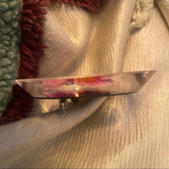 Large vintage reverse carved lucite brooch - Picture 7 of 7